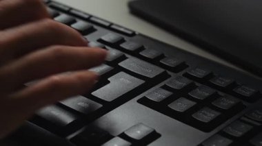 Bilgisayar kullanan, klavyede yazan, masaüstü bilgisayar klavyesindeki tuşlara basan bir kadın. Anahtar ortalama dijital doğrulamayı girin, ileti gönderiliyor. Enter düğmesinin ayrıntıları.