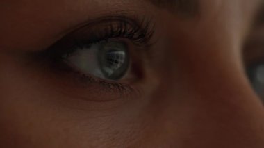 İnternette sörf yaparken gözlerinizi kapatın, teknoloji bağımlılığı. Makro odaklı gözler geceleri çevrimiçi, bilgisayar ekranı Iris 'in gözüne yansıyor. Uykusuzluk kavramı.