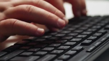 Bilgisayarın klavyesinde el yazısını kapat. Lambaların ışığında gece mesaisinde çalışan bir iş adamı. E-posta gönder, seach yap, internette sörf yap, programcı hayatı kur. Teknoloji konsepti