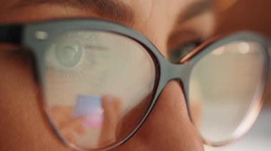 Kredi kartı sahibinin kadın elleri bankaya çevrimiçi ödeme yapıyor. İnternet mağazasında satın almak için laptop teknolojisi kullanan kadın tüketiciler. Etrade web sitesi ödemeleri konsepti. Görüntüyü kapat