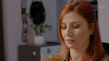 Genç bir kadın ofisteki bilgisayarının başında dikkatlice çalışıyor, görevlerine dalmış, düşünceli bir ifadeyle ekrandaki bilgileri yazıyor ve analiz ediyor..