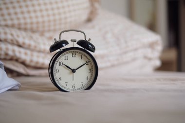 Siyah çalar saat ve yatak odası dekorasyonu. Yakından bak. tasarım için boşluk kopyala.