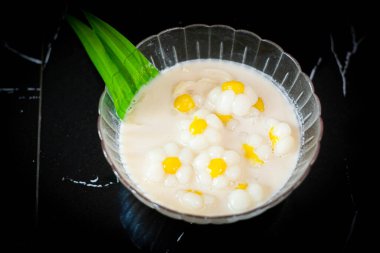 Tayland tatlısı. Hindistan cevizi sütlü top. Şamandıra.