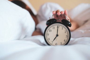 Eller çalar saati kapatır ve sabah uyanır. .