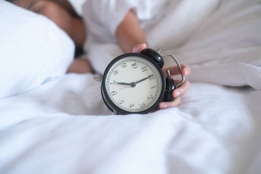 Eller çalar saati kapatır ve sabah uyanır. .