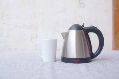 Kahve makinesi ve beyaz arka planlı bir fincan. Tasarım için alanı kopyala. Sabah konsepti.