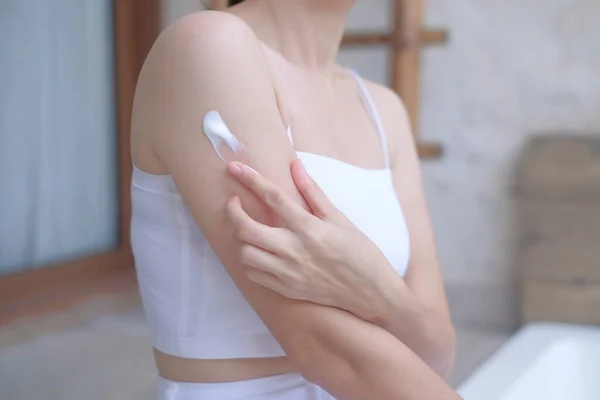 Azië Vrouw Zitten Jacuzzi Het Aanbrengen Van Crème Arm — Stockfoto