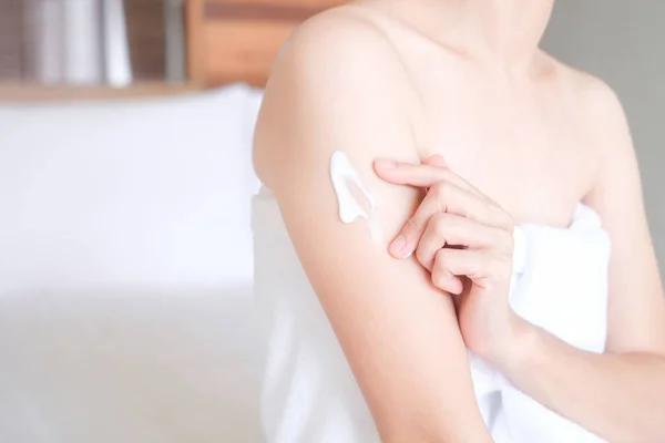 Azië Vrouw Zitten Bed Het Aanbrengen Van Crème Arm — Stockfoto