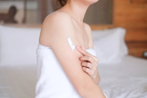 Asia Woman Sitting Bed Applying Cream Arm — Stock Photo, Image
