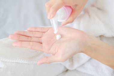 Kadın doğal krem sürüyor, kadın elini kozmetik krem, spa ve manikür konseptiyle nemlendiriyor..