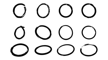 Beyaz arka planda el çizimi daireler. Değişik boyutlarda ve çizgi stillerinde düzensiz, düzensiz yuvarlak şekiller koleksiyonu. vektör.