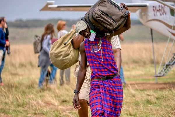 Maasai Mara Kenia September 2013 Een Maasai Stamlid Dienst Van — Stockfoto