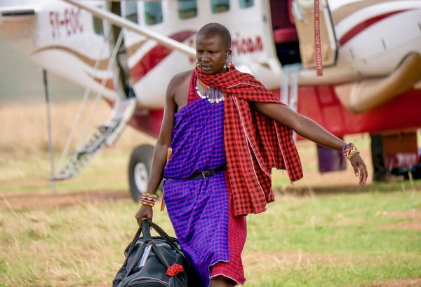 Maasai Mara Kenya September 2013 Masai Safari Lägermedlem Bär Passagerarväska — Stockfoto