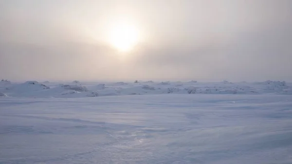 Arktická Zimní Krajina Při Západu Slunce Nad Zamrzlou Tundrou Nedaleko — Stock fotografie