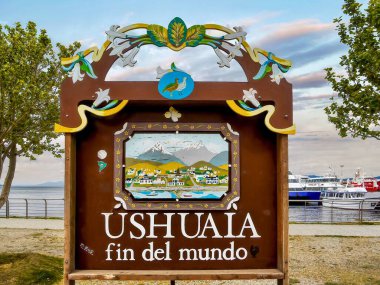 Ushuaia, Arjantin - 20 Kasım 2010. Arjantin 'in güney ucunda, rıhtımdaki bir turist tabelası, kasabanın dünyanın sonunun geldiğini söylüyor..