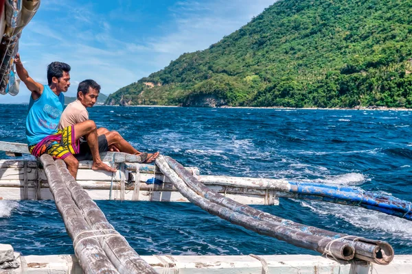 Νήσος Μιντόρο Φιλιππίνες Φεβρουαρίου 2020 Δύο Φιλιππινέζικα Πληρώματα Σκαφών Κάθονται — Φωτογραφία Αρχείου