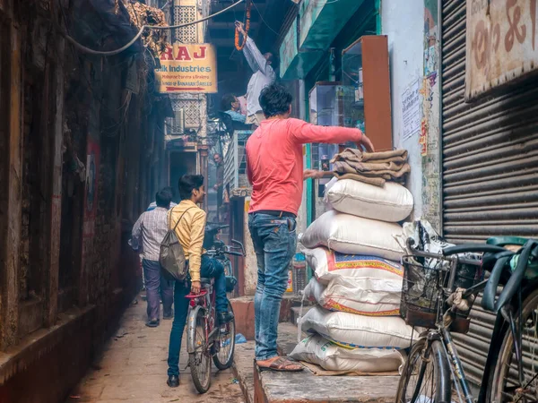 Varanasi India November 2015 Local Merchants Busy Preparing Open Shops Images De Stock Libres De Droits