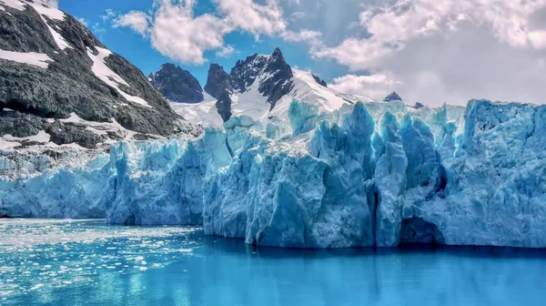 Nahaufnahme Der Strukturierten Oberfläche Einer Gletscherwand Mit Schroffen Schneebedeckten Bergen Stockbild