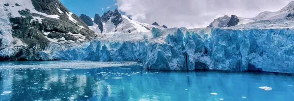 Panoramiczny Widok Piękną Twarz Lodowca Dramatyczne Pokryte Śniegiem Góry Fiordzie Obraz Stockowy