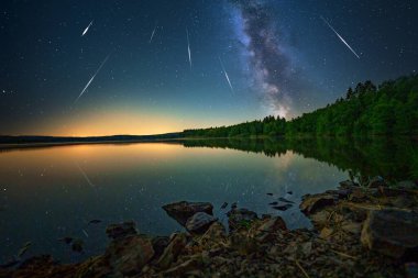 Perseidler, kuyruklu yıldız Swift Tuttle ile ilişkili verimli bir meteor yağmurudur..