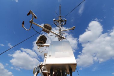 Atmosferik izleme için hava araçlarıyla donatılmış bir meteorolojik gözlemevi. Sıcaklık, nem, rüzgar ve basınç hakkında gerçek zamanlı veri toplamak için kullanılır..
