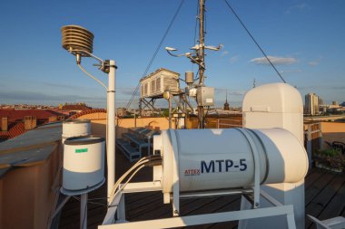 Atmosferik izleme için hava araçlarıyla donatılmış bir meteorolojik gözlemevi. Sıcaklık, nem, rüzgar ve basınç hakkında gerçek zamanlı veri toplamak için kullanılır..