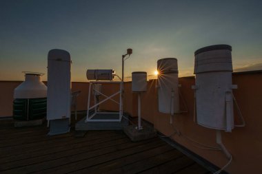 Atmosferik izleme için hava araçlarıyla donatılmış bir meteorolojik gözlemevi. Sıcaklık, nem, rüzgar ve basınç hakkında gerçek zamanlı veri toplamak için kullanılır..