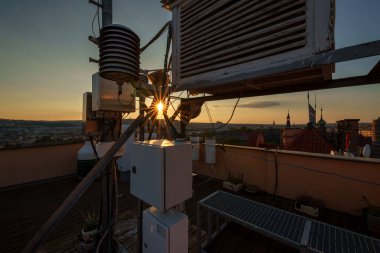 Atmosferik izleme için hava araçlarıyla donatılmış bir meteorolojik gözlemevi. Sıcaklık, nem, rüzgar ve basınç hakkında gerçek zamanlı veri toplamak için kullanılır..
