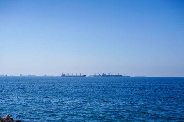 Berrak Mavi Gök Altında Kargo Gemileriyle Huzurlu Deniz Sahnesi