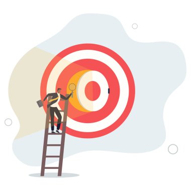 İşadamı büyük dart tahtasına ya da okçuluk hedefine tırmanıyor ve hedef kapıyı açıyor.