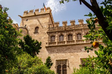 İspanya, Valencia 'daki Lonja de la Seda' ya bakın.