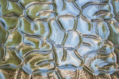 Dalgalı efektli dekoratif cam.