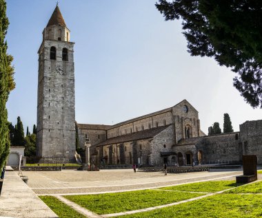 Aquileia Bazilikası 'na bakın. Ekim 2022 Aquileia, Friuli Venezia Giulia - İtalya