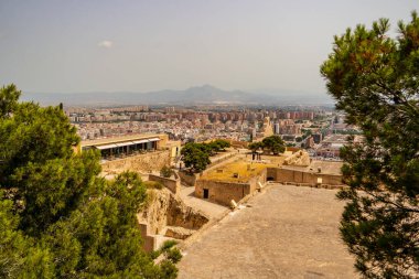 Alicante, Endülüs 'teki Santa Barbara şatosundan görüntü