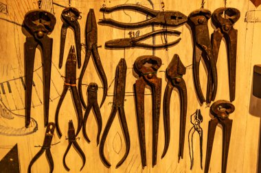 Duvarda asılı duran paslı demir iş aletleri