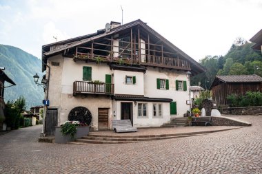 Mezzano 'nun manzarası. Ağustos 2022 Mezzano, Trentino Alto Adige - İtalya