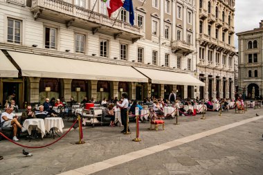 Trieste 'deki Caff degli Specchi manzarası. Ekim 2022 Trieste, Friuli Venezia Giulia - İtalya.