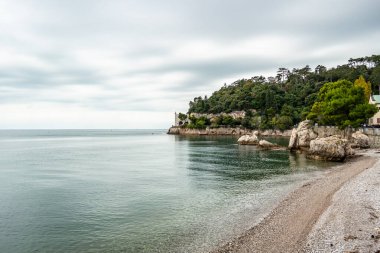 Bulutlu bir günde Miramare 'den Trieste Körfezi manzarası, Friuli Venezia Giulia - İtalya