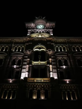 Trieste, Friuli-Venezia Giulia - İtalya 'daki d' Italia Meydanı 'nın saatinde gece görüşü.