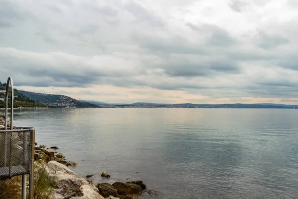 Bulutlu Bir Günde Miramare Den Trieste Körfezi Manzarası Friuli Venezia — Stok fotoğraf