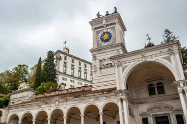 Udine, Friuli Venezia Giulia 'daki Libert Meydanı' nın saat kulesinin görüntüsü.