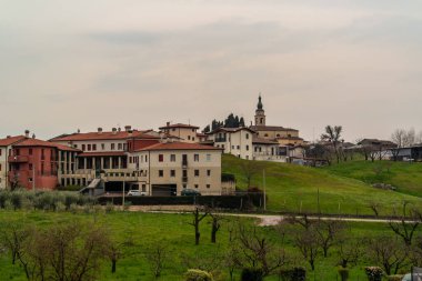 Marostica, Vicenza 'daki Pianezze kasabasının kırsal manzarası - İtalya