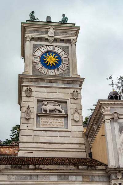 位于意大利弗留利尼亚朱利亚乌迪内的自由广场钟楼景观 — 图库照片