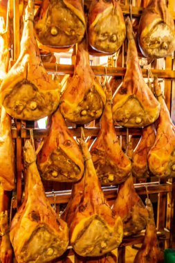 San Daniele ham jambonu dolu bir arka plan.