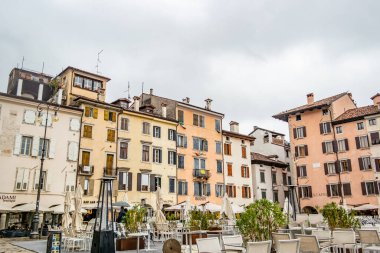 Udine 'deki Giacomo Matteotti Meydanı. Ekim 2023 Udine, Friuli Venezia Giulia - İtalya