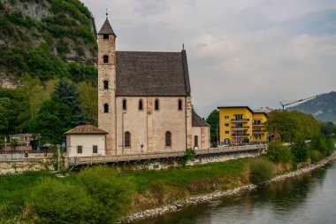 Trento 'daki Sant' Apollinare Kilisesi manzarası. 23 Nisan 2023 Trento, Trentino Alto Adige, İtalya