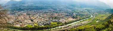 Trento, Trentino Alto Adige, İtalya üzerinde hafif sisli hava manzarası