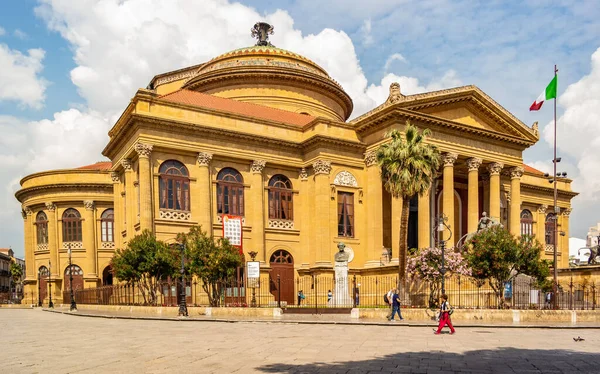 Palermo 'daki Teatro Massimo manzarası. 30 Mayıs 2023 Palermo, Sicilya, İtalya