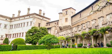 Trento 'daki Buonconsiglio kalesinin bahçesi. 23 Nisan 2023 Trento, Trentino Alto Adige, İtalya