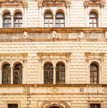 Trento 'daki Tabarelli sarayının manzarası. 23 Nisan 2023 Trento, İtalya